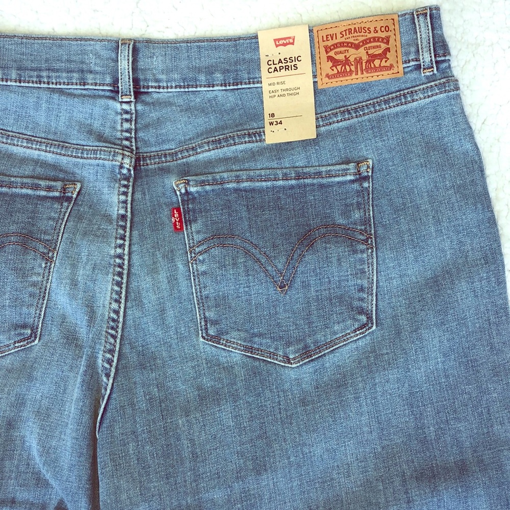 Levi’s jeans classic capris blue size 18 plus sculpt NWT waist 34 mid-rise women